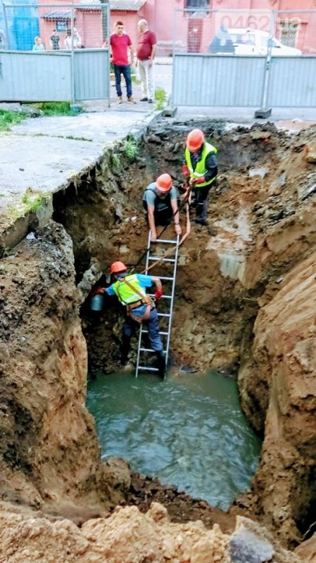 «Чернігівводоканал» про аварію на Шерстянці: будинки не підмиє, але водою краще запастися