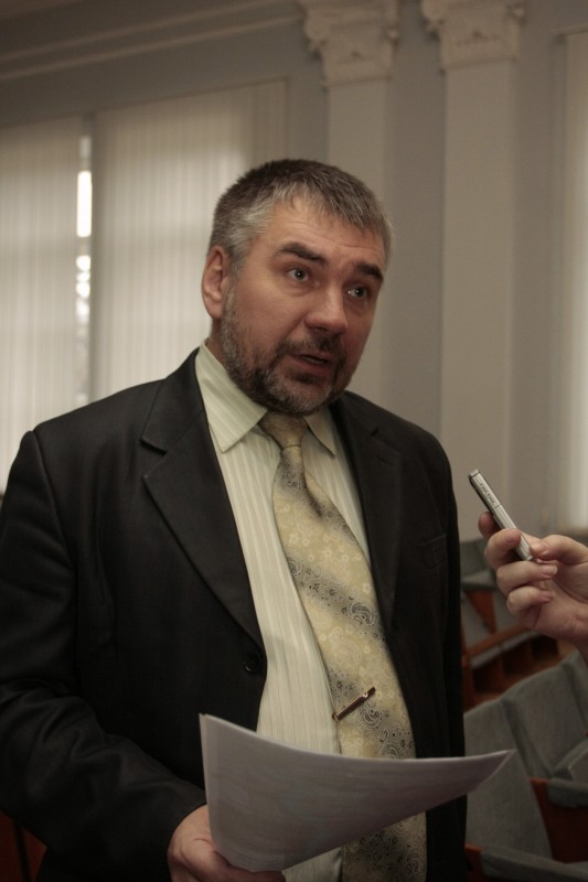 В Чернігові хрущі над вишнями... не гудуть