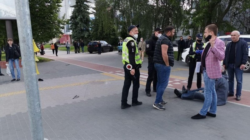 На тротуарі навпроти Макдональдсу BMW збило пенсіонера