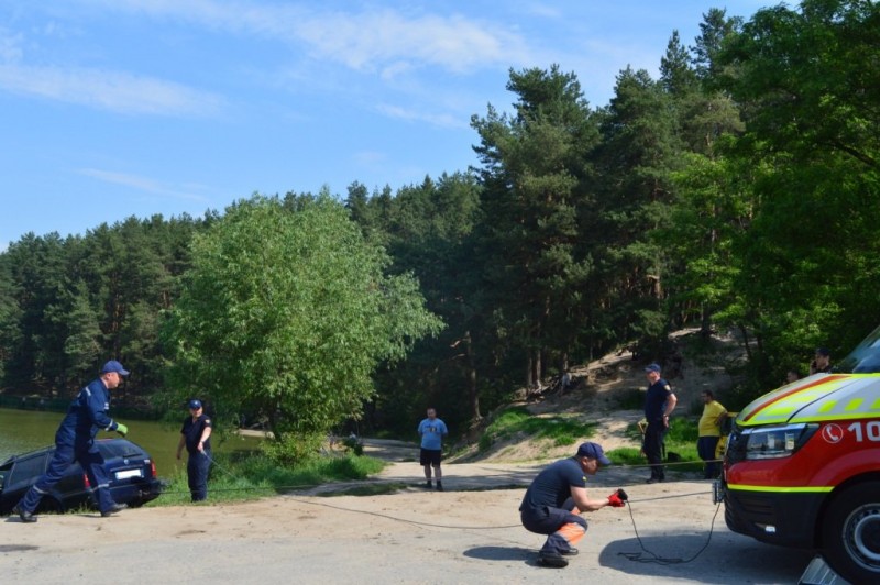 У Стрижні втопили іномарку: залучались рятувальники