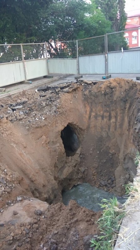 На Шерстянці прорвало каналізацію: без води можуть залишитись кілька районів Чернігова