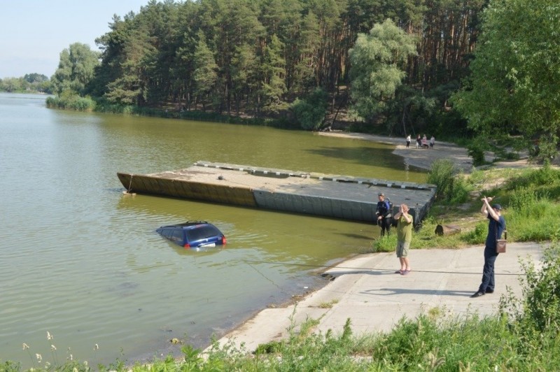 У Стрижні втопили іномарку: залучались рятувальники
