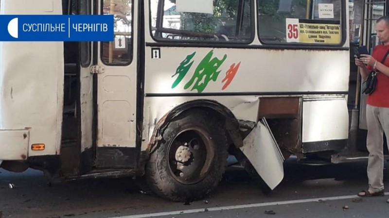 Легковик та пасажирський автобус 35-го маршруту зіштовхнулися у Чернігові: є постраждалі