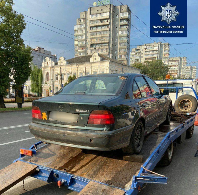 Біля МакДоналдсу поліцейські спіймали водія під наркотиками