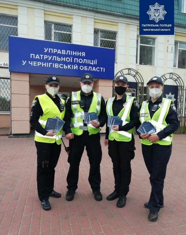 Замість штрафів чернігівцям роздавали брошури-попередження