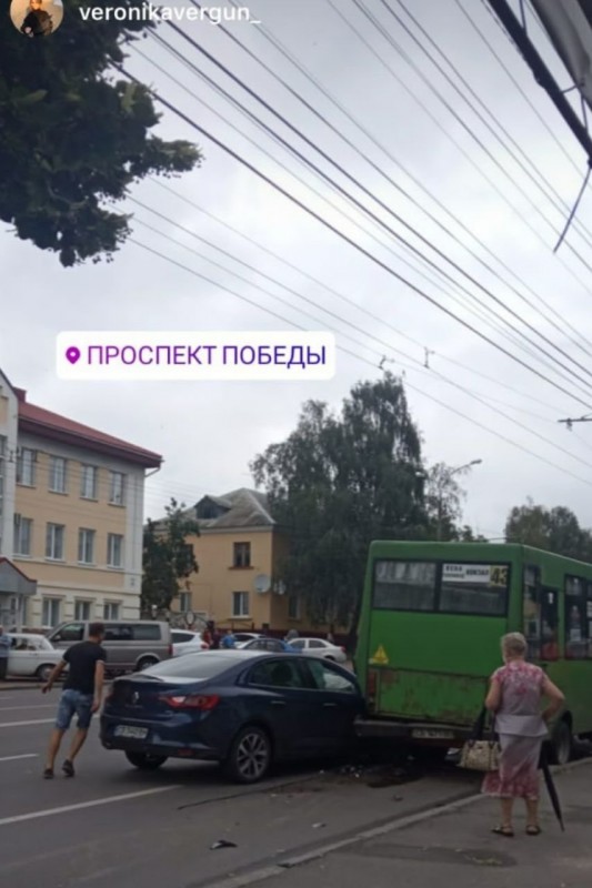 На П'яти кутах в маршрутку №43 влетіло авто: малолітню пасажирку автобусу доставили до лікарні