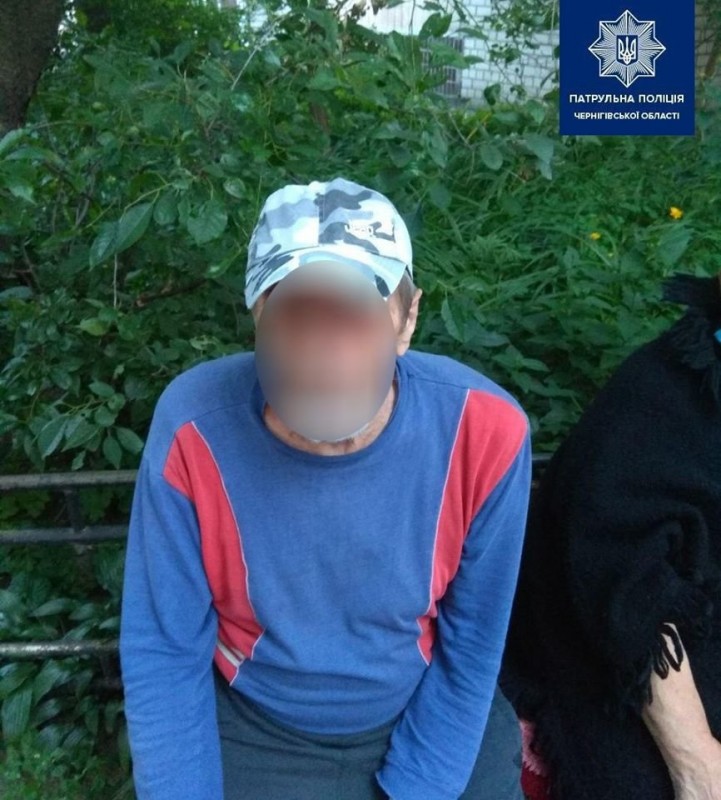 Чернігівські патрульні повeрнули додому дідуся, який забув де живе