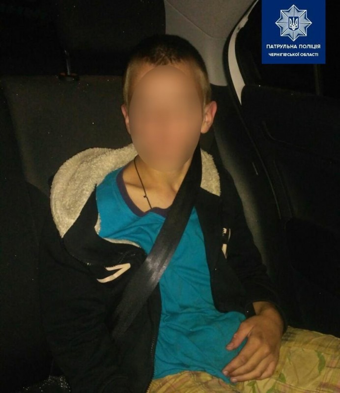 Посеред ночі на вулиці Рокоссовського у Чернігові блукав розгублений хлопчик: допомогла поліція