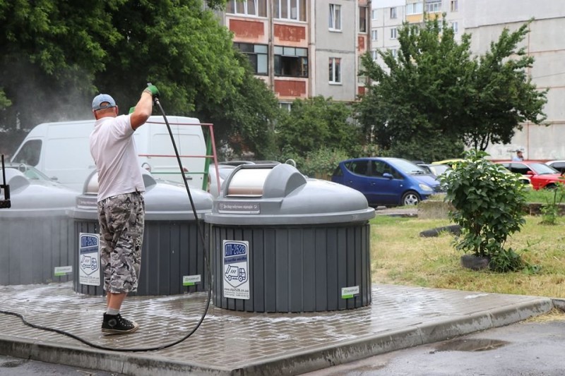 Комунальники закликають чернігівців не виливати в напівпідземні контейнери «недоїдені борщі»