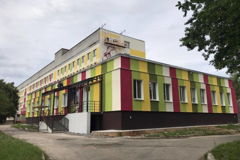 Ремонт пологового будинку в Чернігові близький до завершення: вимальовується мурал замість мозаїки