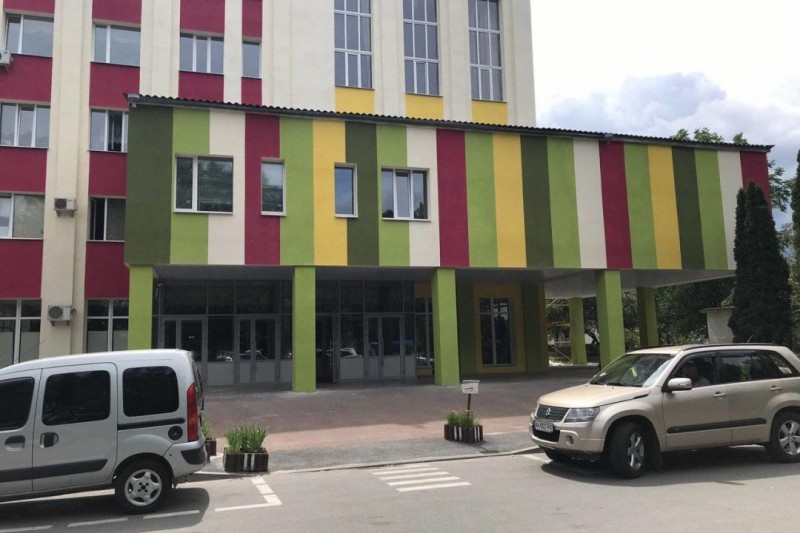 Ремонт пологового будинку в Чернігові близький до завершення: вимальовується мурал замість мозаїки