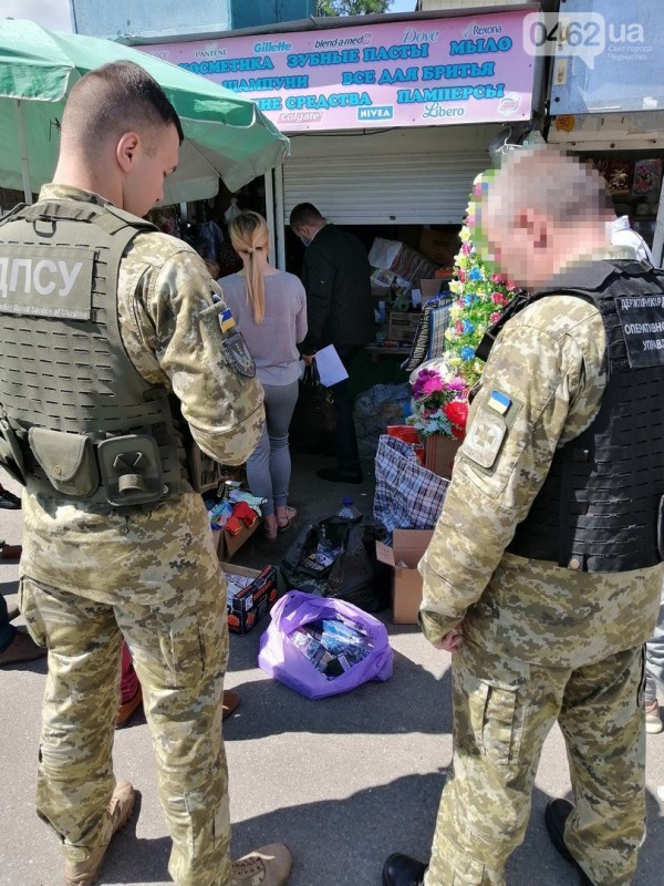 Понад 17 тисяч пачок нелегального тютюну вилучили на «Привокзальному» ринку Чернігова
