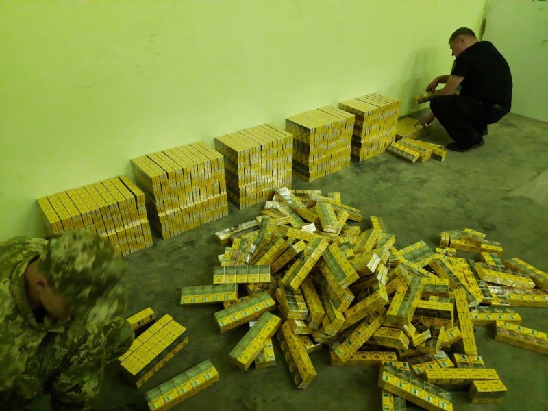 Білоруські контрабандисти везли до Чернігівщини більше 100 000 пачок цигарок