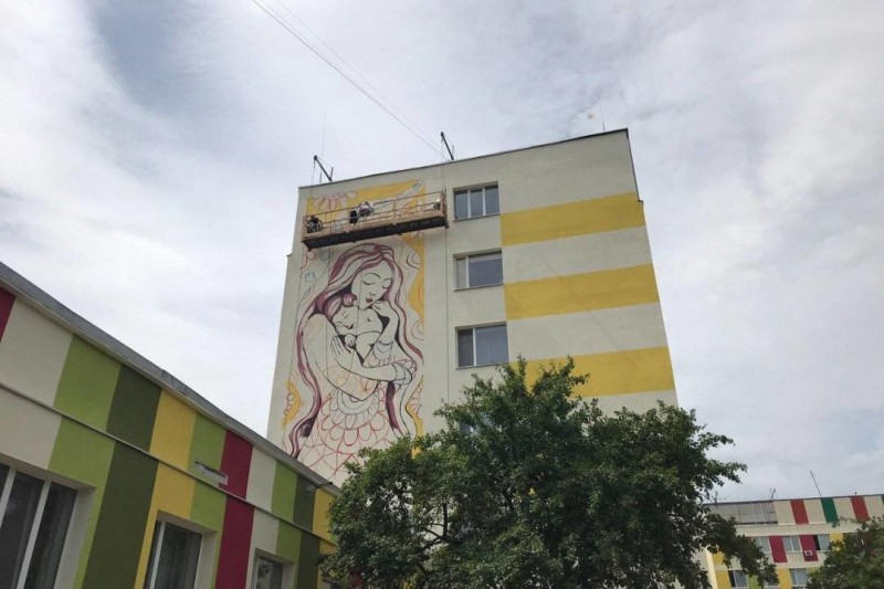 Ремонт пологового будинку в Чернігові близький до завершення: вимальовується мурал замість мозаїки