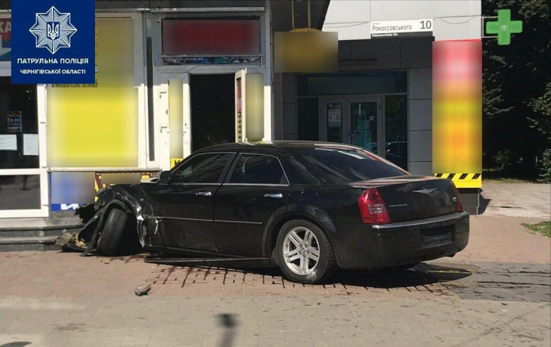 На Рокосовського Chrysler влетів у будинок: стали відомі подробиці ДТП