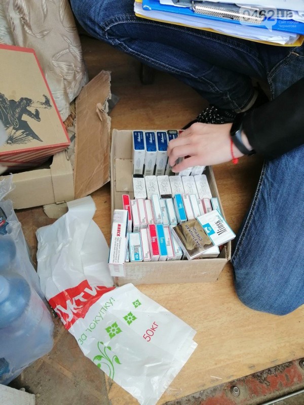 Понад 17 тисяч пачок нелегального тютюну вилучили на «Привокзальному» ринку Чернігова