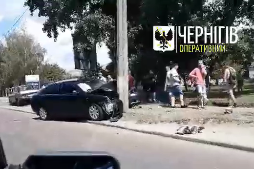 На Мазепи автівка в’їхала у стовп (Відеофакт)