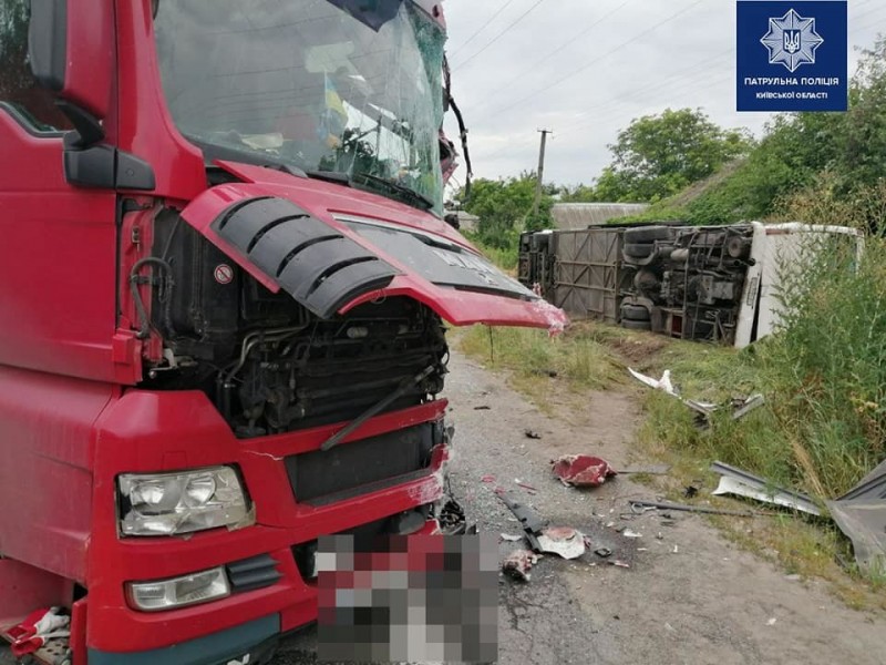 Автобус, який їхав до Чернігова зі столиці потрапив у потрійне ДТП: є загиблі та травмовані (ВІДЕО)