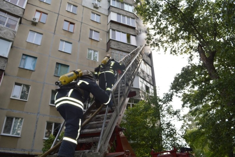 Через підпал в Чернігові горіла багатоповерхівка: 1 людина загинула, 17 евакуювали