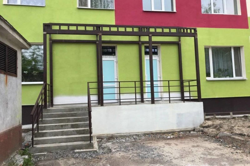 Ремонт пологового будинку в Чернігові близький до завершення: вимальовується мурал замість мозаїки
