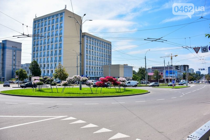 На П’яти кутах у Чернігові – «квітковий сад»