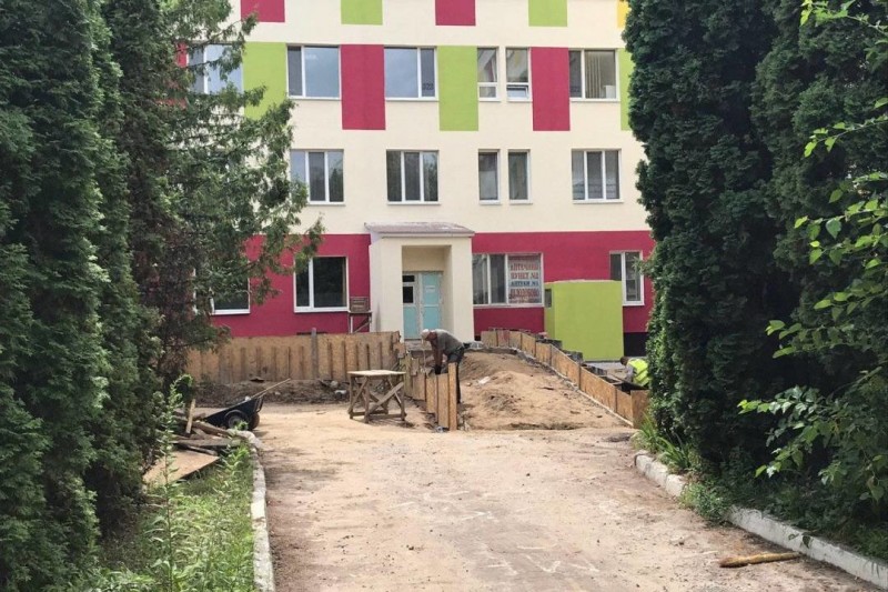 Ремонт пологового будинку в Чернігові близький до завершення: вимальовується мурал замість мозаїки