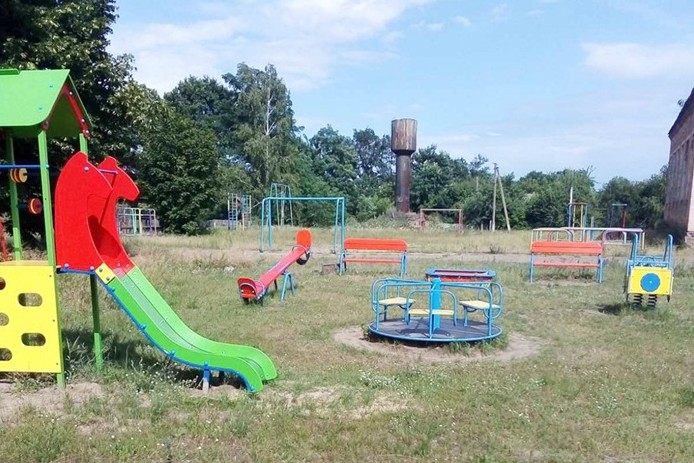 У селах Сновської громади встановлюють дитячі майданчики