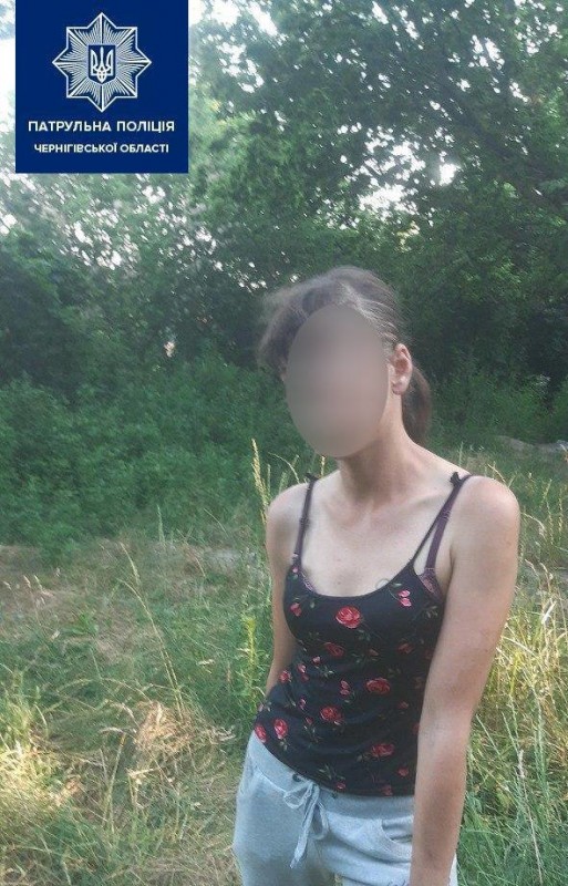 Чернігівські патрульні затримали підозрілу дівчину: при собі мала шприци