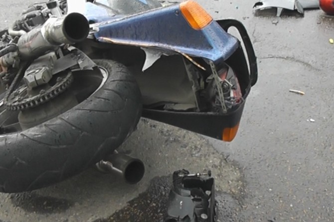 Водій автівки врізався у мотоцикл: постраждала пасажирка