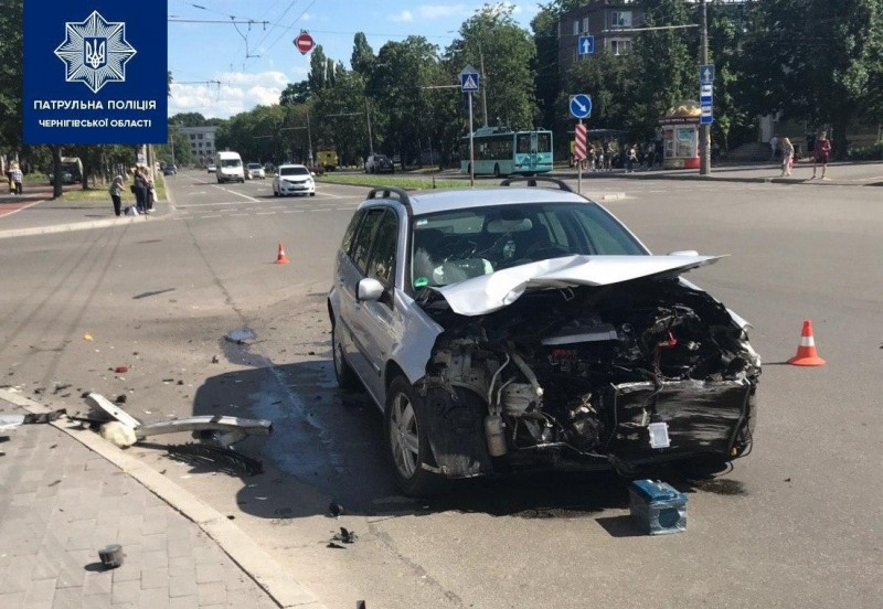 На Рокосовського Chrysler влетів у будинок: стали відомі подробиці ДТП