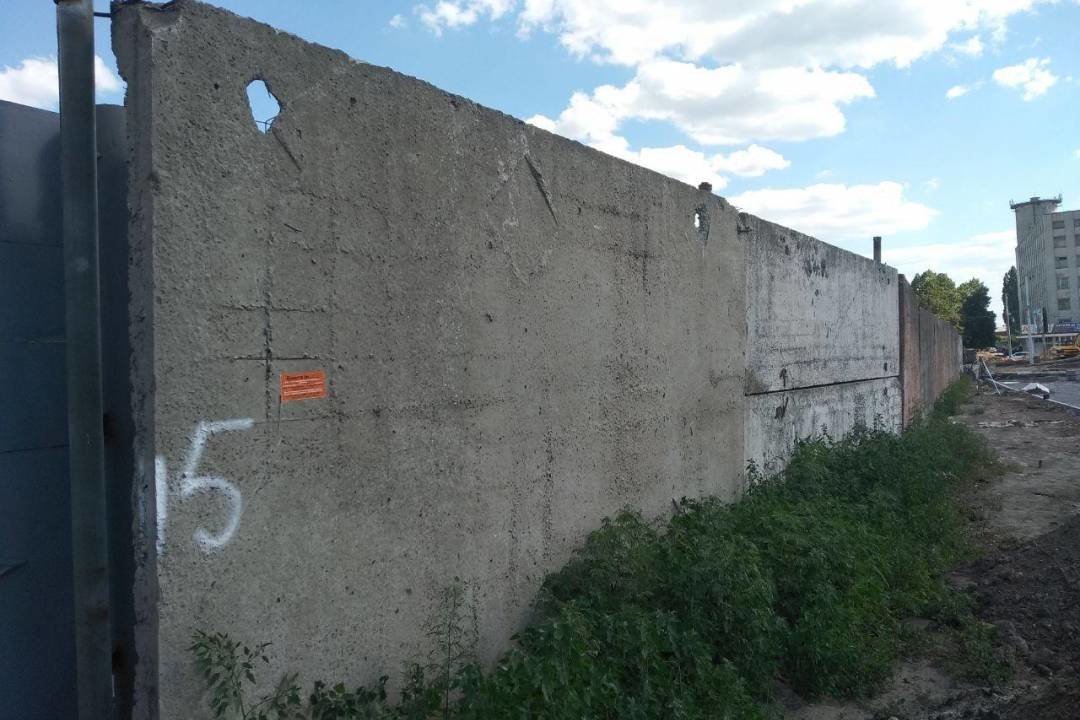Власника змусять демонтувати бетонний паркан, незаконно встановлений у Чернігові