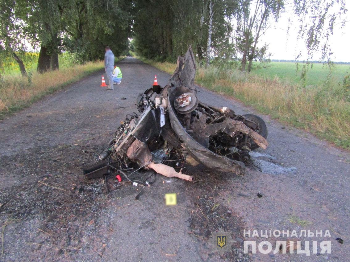 Автівка врізалася в дерево: у ДТП на Чернігівщині загинуло двоє людей