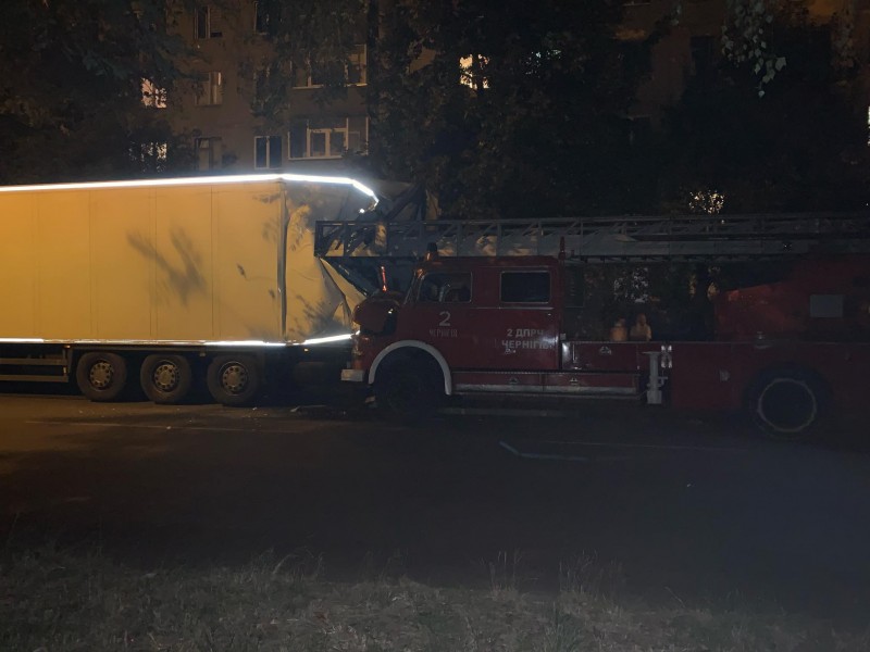 ДТП в Чернігові: пожежний автомобіль врізався у вантажівку (Фотофакт)