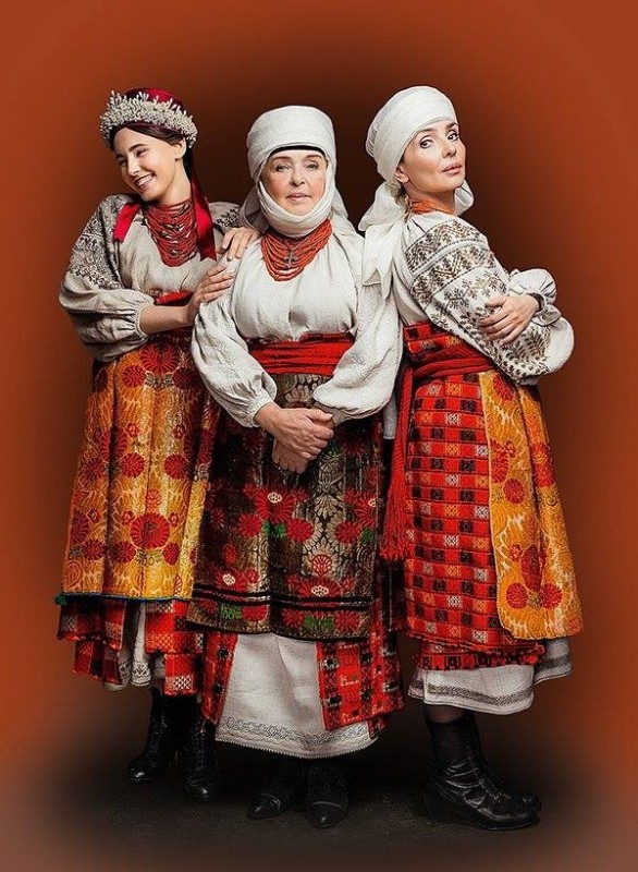 Відома акторка з донькою позували у традиційних костюмах Чернігівського регіону
