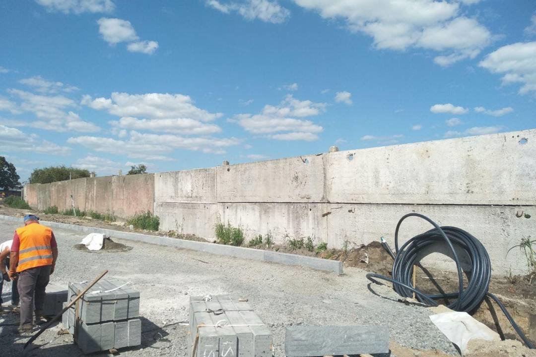Власника змусять демонтувати бетонний паркан, незаконно встановлений у Чернігові