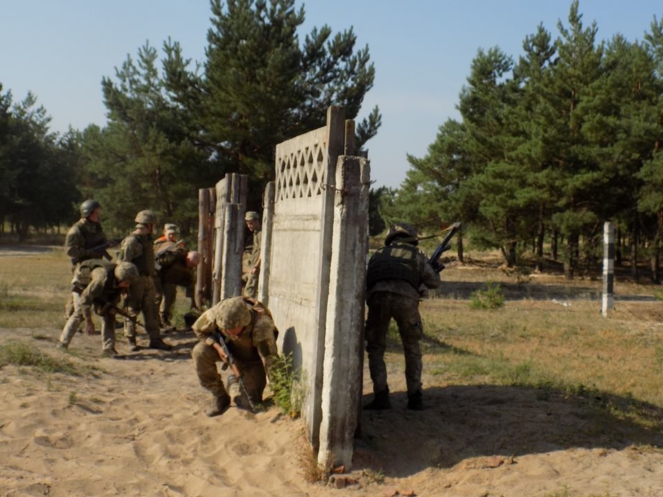 Газони не фарбують: на Чернігівщині строковики навчаються воювати