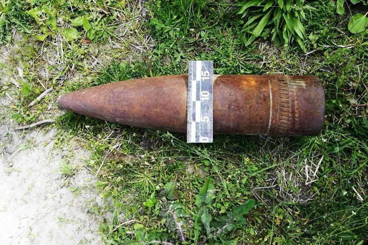 Спадок війни під парканом: неподалік Чернігова знайшли снаряд