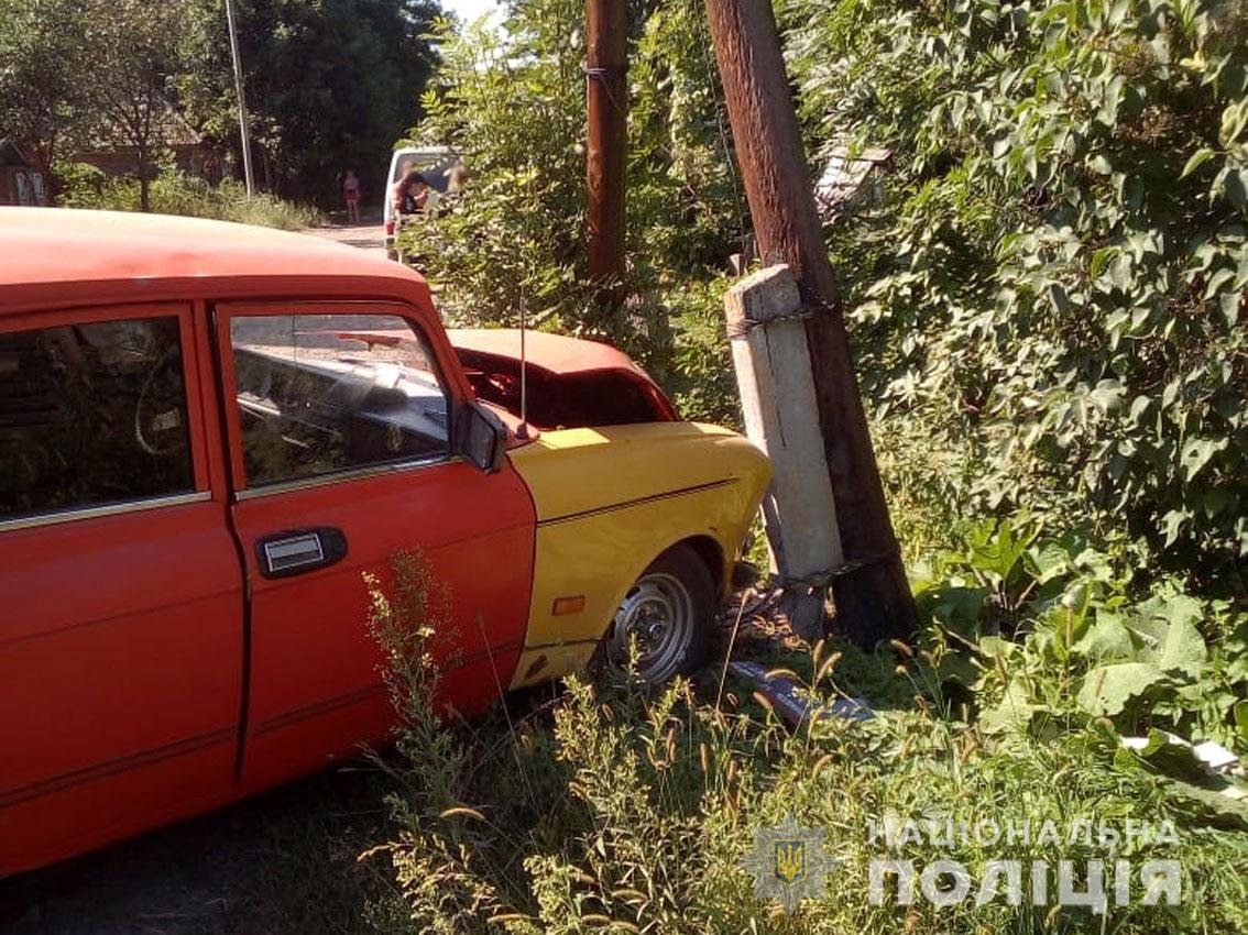 Розбита машина, пошкоджена електроопора, травмована рука - це результат нетверезого водіння на Чернігівщині