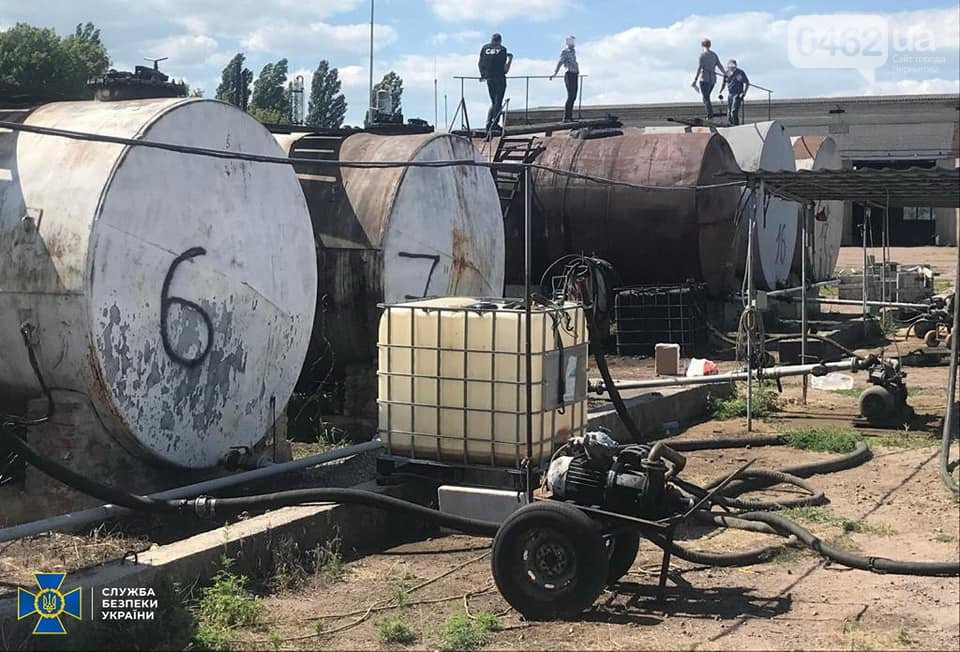 200 тонн пального щомісяця: на Чернігівщині викрили нелегальний цех