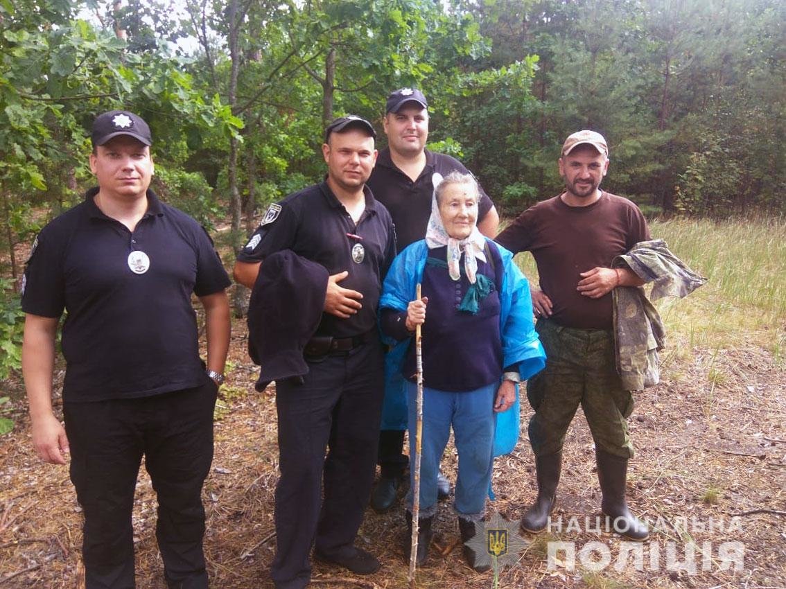 Бабусю з Чернігова, яка напередодні заблукала в лісі, знайшли