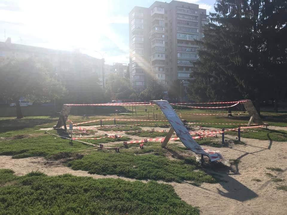 У парку біля ЦУМу розпочалась реконструкція дитячого майданчика