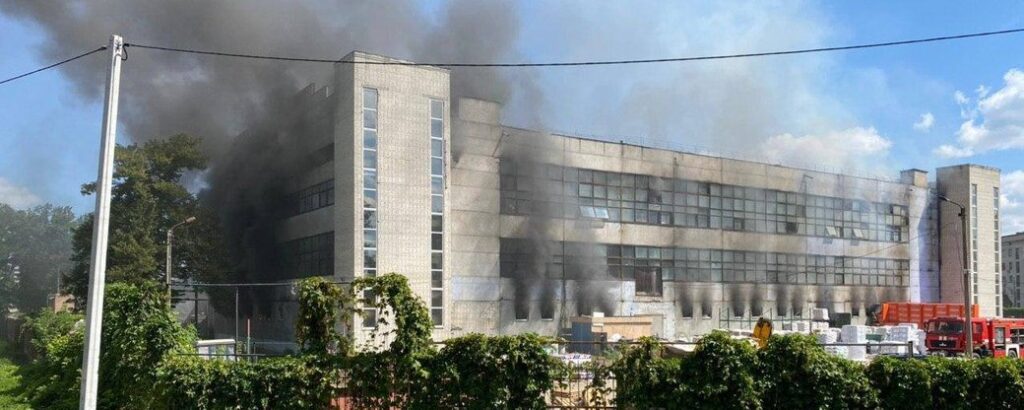 На зупинці "Нафтобаза" у Чернігові горять склади: у приміщенні завалилась одна зі стін
