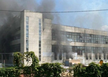 На зупинці «Нафтобаза» у Чернігові горять склади: у приміщенні завалилась одна зі стін