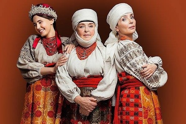 Відома акторка з донькою позували у традиційних костюмах Чернігівського регіону