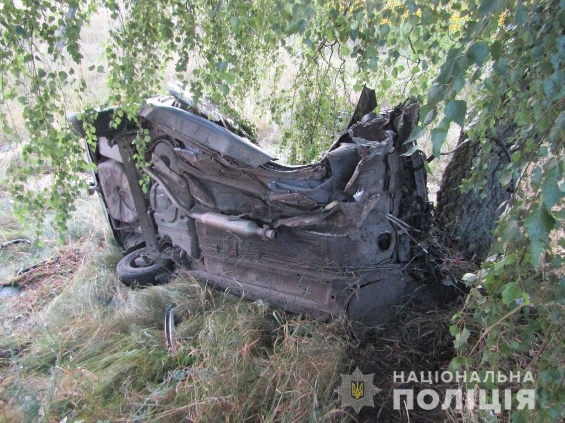 Автівка врізалася в дерево: у ДТП на Чернігівщині загинуло двоє людей