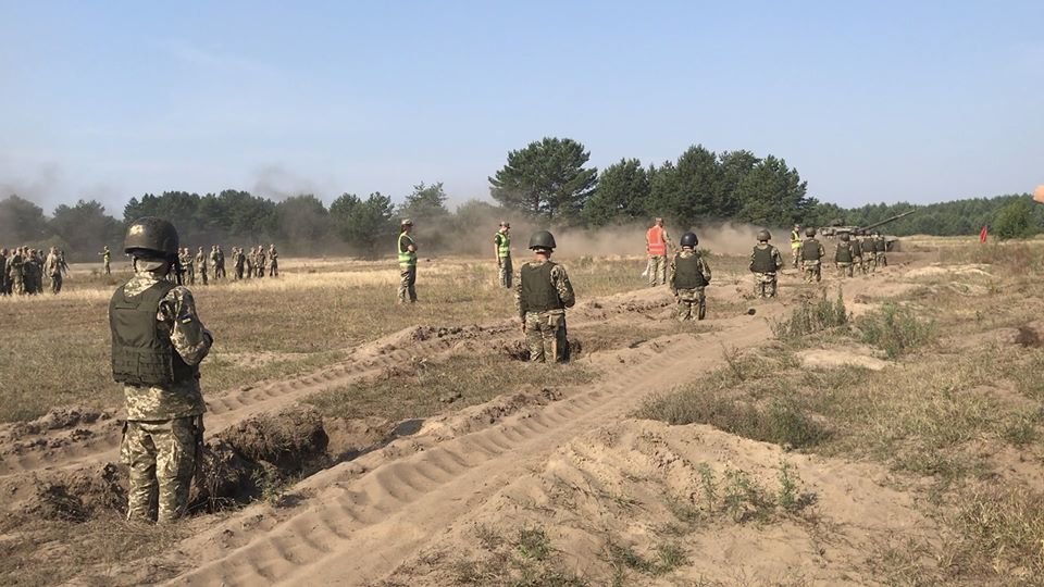 Газони не фарбують: на Чернігівщині строковики навчаються воювати