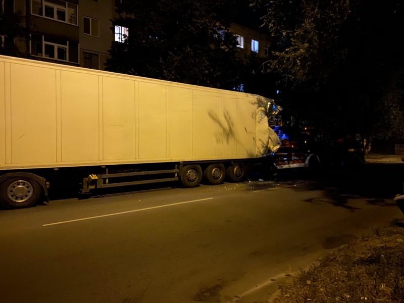 ДТП в Чернігові: пожежний автомобіль врізався у вантажівку (Фотофакт)