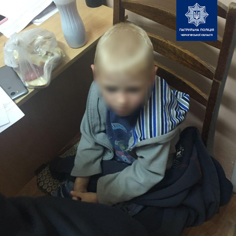 Чернігівські поліцейські не дали замерзнути дитині біля напівпритомної матері