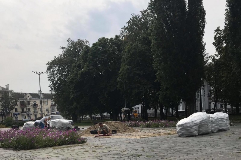 Місце колишнього пам’ятника Леніну почали облагороджувати (Фотофакт)