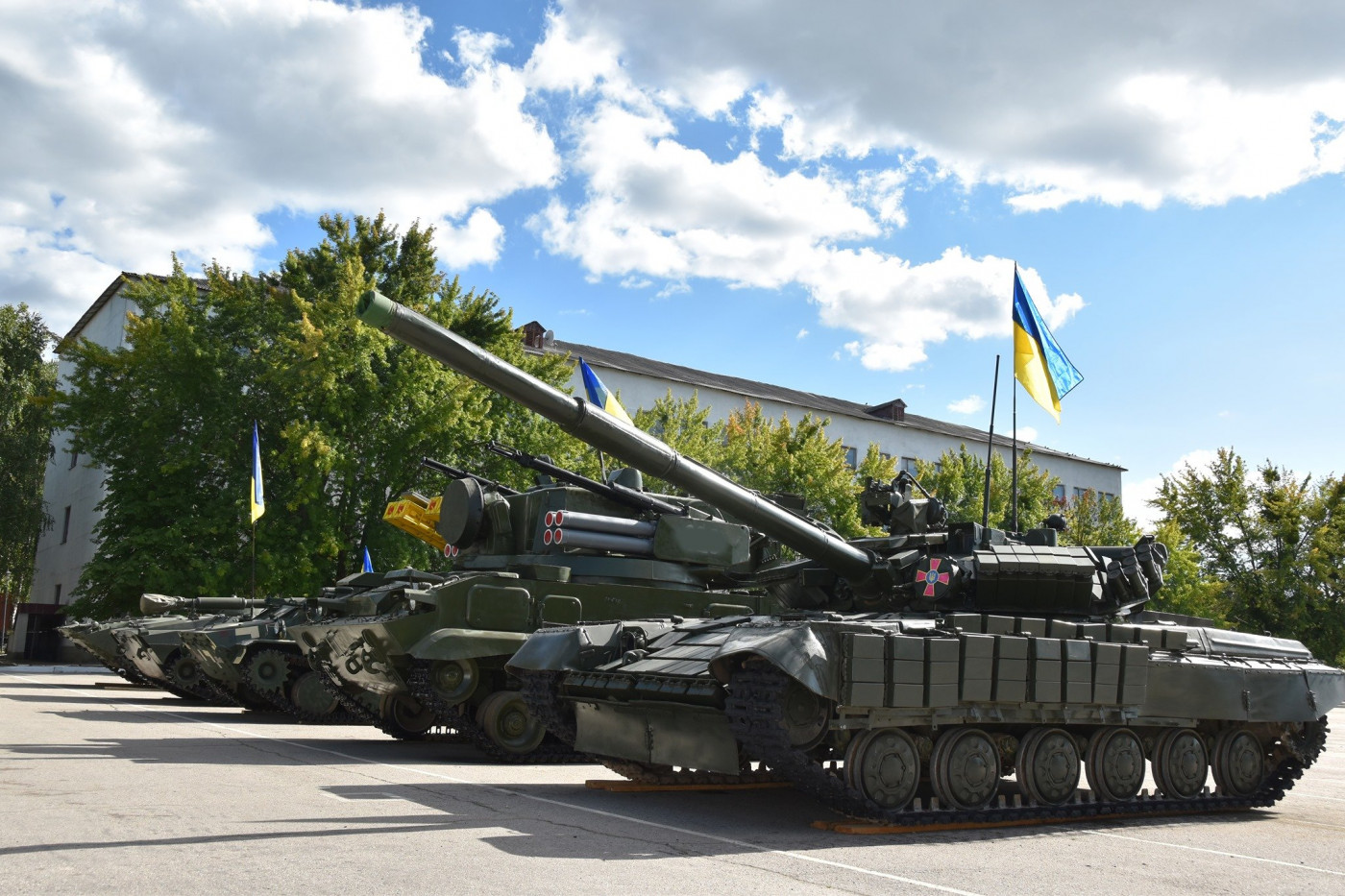 Стріляючий монумент танку та мінометний залп: на Чернігівщині вітали танкістів